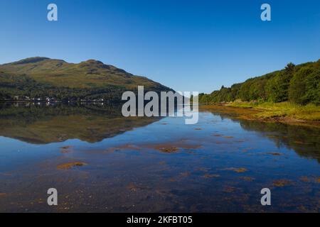 Una vista di Loch Long dalla città di Arrochar Foto Stock