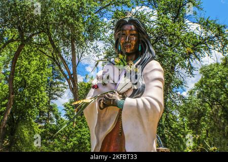 Santa Fe USA 7-19-2017 Kateri Tekakwitha - santo cattolico e statua di bronzo di Algonquin-Mohawk di fronte alla vecchia Basilica Cattedrale di San fra Foto Stock