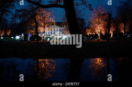 Berlino, Germania. 17th Nov 2022. Il Palazzo di Friedrichsfelde è illuminato con colori vivaci in occasione dell'attrazione "Natale 2022 nello Zoo". Dal 18 novembre 2022 al 15 gennaio 2023, i visitatori possono entrare nello spirito natalizio in una passeggiata circolare illuminata con proiezioni e milioni di luci. Credit: Britten/dpa/Alamy Live News Foto Stock