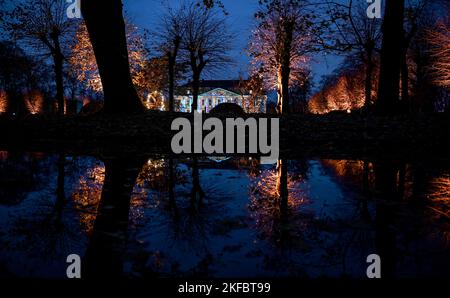 Berlino, Germania. 17th Nov 2022. Il Palazzo di Friedrichsfelde è illuminato con colori vivaci in occasione dell'attrazione "Natale 2022 nello Zoo". Dal 18 novembre 2022 al 15 gennaio 2023, i visitatori possono entrare nello spirito natalizio in una passeggiata circolare illuminata con proiezioni e milioni di luci. Credit: Britten/dpa/Alamy Live News Foto Stock