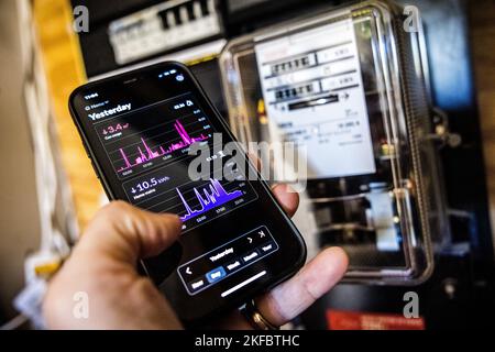 ILLUSTRAZIONE - il consumo di elettricità può essere visualizzato in un'app tramite un misuratore intelligente P1. Molte persone vogliono risparmiare sul consumo di energia a causa dell'aumento dei prezzi dell'energia. ANP / Hollandse Hoogte / Rob Engelaar olanda fuori - belgio fuori Foto Stock