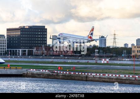 Un Embraer ERJ-190 della British Airways entra in terra all'aeroporto di London City Foto Stock