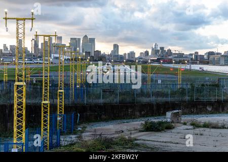 Un Embraer ERJ-190 della British Airways attende alla fine della pista all'aeroporto di London City. Foto Stock