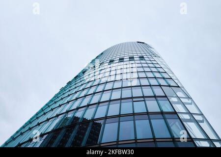 Berlino, Germania - Settembre 2022: La facciata in vetro della torre dell'edificio alto e moderno nella Postdamer Platz Foto Stock