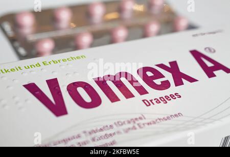 Viersen, Germania - Giugno 9. 2022: Primo piano di pacchetti di draghe Vomex, farmaci contro nausea e vomito Foto Stock