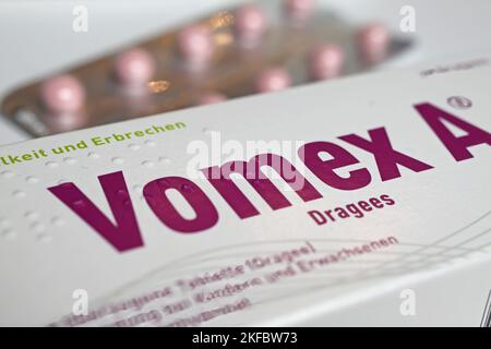 Viersen, Germania - Giugno 9. 2022: Primo piano di pacchetti di draghe Vomex, farmaci contro nausea e vomito Foto Stock