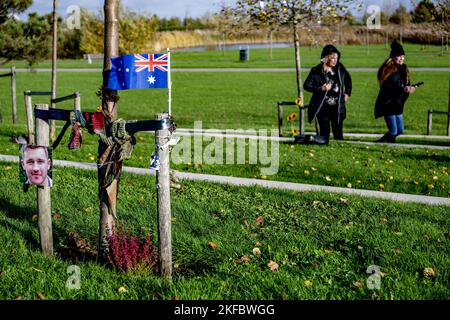 VIJFHUIZEN - parenti australiani al Monumento Nazionale MH17. Nella corte di Schiphol, la Corte si pronunciano nel procedimento penale contro i quattro uomini sospettati di essere coinvolti nella dinnata del volo MH17. Tutte le 298 persone a bordo sono state uccise. ANP ROBIN UTRECHT olanda fuori - belgio fuori Foto Stock