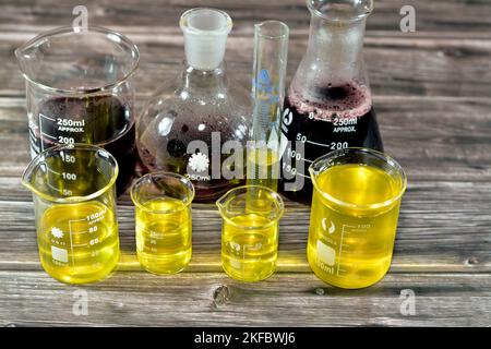 Cairo, Egitto, ottobre 18 2022: Un set da laboratorio di vetreria di palloni graduati a cilindro, bollenti, conici e volumetrici che contiene giallo e re Foto Stock