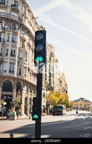 Trasporto sostenibile. Segnale del traffico in bicicletta, semaforo verde, bici da strada, zona o area bici libera, condivisione di biciclette, primo piano con strada e auto su Foto Stock