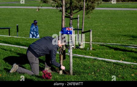 VIJFHUIZEN - parenti australiani al Monumento Nazionale MH17. Nella corte di Schiphol, la Corte si pronunciano nel procedimento penale contro i quattro uomini sospettati di essere coinvolti nella dinnata del volo MH17. Tutte le 298 persone a bordo sono state uccise. ANP ROBIN UTRECHT olanda fuori - belgio fuori Foto Stock