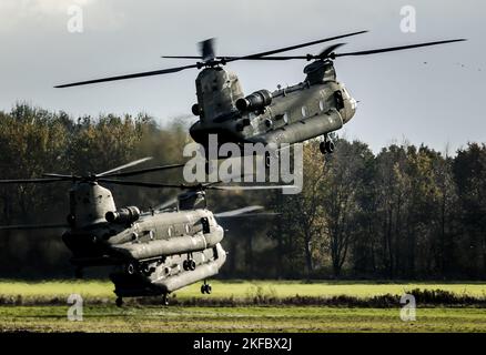 KATWIJK - Elicotteri durante l'esercizio militare autunnale Falcon. Soldati dell'esercito e dell'aeronautica e trentacinque elicotteri praticano operazioni aeree su larga scala. ANP REMKO DE WAAL olanda fuori - belgio fuori Foto Stock