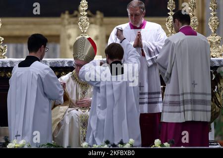 17 2022 novembre - il Card. PIETRO PAROLIN, Segretario di Stato della Santa sede, celebra la messa nella Basilica di Santa Maria maggiore a Roma per il 30th° anniversario delle relazioni diplomatiche tra Ucraina e Santa sede. Roma, Italia. © EvandroInetti via ZUMA Wire (Credit Image: © Evandro Inetti/ZUMA Press Wire) Foto Stock