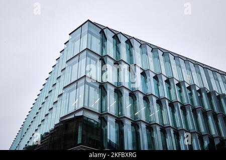 Berlino, Germania - Settembre 2022: Edificio moderno di uffici facciata in vetro dell'edificio amministrativo del Bundestag tedesco a Wilhelmstraße Foto Stock