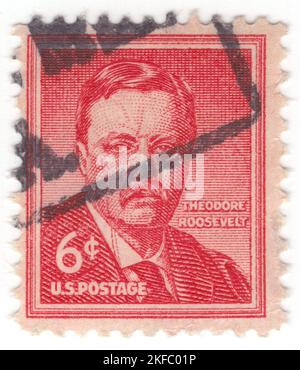 USA - 1955: Un francobollo da 6 centesimi raffigurante un ritratto di Theodore Roosevelt Jr., spesso chiamato Teddy o dalle sue iniziali, T. R., era un politico americano, statista, soldato, conservazionista, naturalista, Storico, e scrittore che è stato il 26th presidente degli Stati Uniti dal 1901 al 1909. In precedenza è stato vice presidente del 25th sotto il presidente William McKinley da marzo a settembre 1901 e governatore del 33rd di New York dal 1899 al 1900. Assumendo la presidenza dopo l'assassinio di McKinley, Roosevelt emerse come leader del Partito Repubblicano Foto Stock