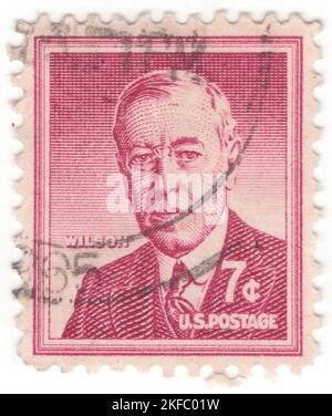 USA - 1956: Un francobollo da 7 centesimi raffigurante il ritratto di Thomas Woodrow Wilson. Politico e accademico americano che è stato il 28th presidente degli Stati Uniti dal 1913 al 1921. Un membro del Partito democratico, Wilson è stato presidente della Princeton University e governatore del New Jersey prima di vincere le elezioni presidenziali del 1912. Come presidente, Wilson cambiò le politiche economiche della nazione e portò gli Stati Uniti nella prima guerra mondiale nel 1917. Fu l'architetto leader della Lega delle Nazioni e la sua posizione progressista sulla politica estera Foto Stock