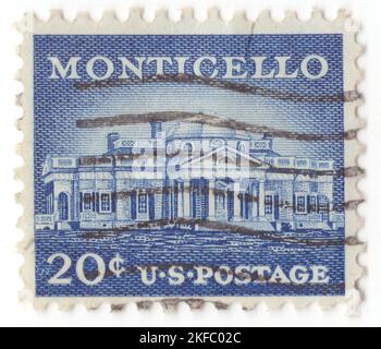 USA - 1956: Francobollo ultramarino da 20 centesimi raffigurante Monticello. Piantagione primaria del fondatore Padre Thomas Jefferson, il terzo presidente degli Stati Uniti, che ha iniziato a progettare Monticello dopo aver ereditato la terra dal padre all'età di 26 anni. Situata appena fuori Charlottesville, in Virginia, nella regione piemontese, la piantagione era originariamente di 5.000 ettari, con Jefferson che utilizzava il lavoro degli africani schiavi per la coltivazione estensiva di tabacco e colture miste Foto Stock