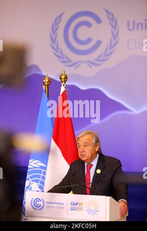 Sharm El Sheikh. 17th Nov 2022. Il Segretario generale delle Nazioni Unite Antonio Guterres interviene durante un briefing stampa alla 27th sessione della Conferenza delle parti (COP27) alla Convenzione quadro delle Nazioni Unite sui cambiamenti climatici a Sharm El-Sheikh, Egitto, novembre 17 2022. Giovedì Guterres ha invitato i paesi a intraprendere azioni in materia di clima invece di "puntare il dito” alla conferenza ONU sul cambiamento climatico in corso. Credit: Sui Xiankai/Xinhua/Alamy Live News Foto Stock