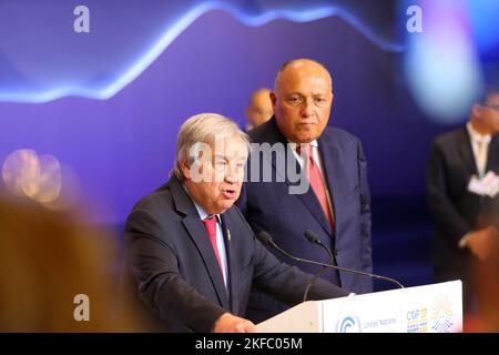 Sharm El Sheikh. 17th Nov 2022. Il Segretario Generale delle Nazioni Unite Antonio Guterres (Front) interviene durante un briefing stampa alla 27th sessione della Conferenza delle parti (COP27) alla Convenzione quadro delle Nazioni Unite sui cambiamenti climatici a Sharm El-Sheikh, Egitto, novembre 17 2022. Giovedì Guterres ha invitato i paesi a intraprendere azioni in materia di clima invece di "puntare il dito” alla conferenza ONU sul cambiamento climatico in corso. Credit: Sui Xiankai/Xinhua/Alamy Live News Foto Stock