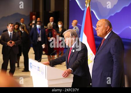 Sharm El Sheikh. 17th Nov 2022. Il Segretario generale delle Nazioni Unite Antonio Guterres (2nd R) interviene durante un briefing stampa alla 27th sessione della Conferenza delle parti (COP27) alla Convenzione quadro delle Nazioni Unite sui cambiamenti climatici a Sharm El-Sheikh, Egitto, novembre 17 2022. Giovedì Guterres ha invitato i paesi a intraprendere azioni in materia di clima invece di "puntare il dito” alla conferenza ONU sul cambiamento climatico in corso. Credit: Sui Xiankai/Xinhua/Alamy Live News Foto Stock