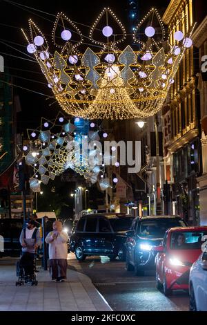 Londra, Regno Unito. 17 novembre 2022. Le nuove luci natalizie di Bond Street si accendono, ispirate ai Gioielli della Corona e alle case di gioielleria famose in tutto il mondo che si sono insediate in Bond Street nel corso dei secoli. Credit: Stephen Chung / Alamy Live News Foto Stock