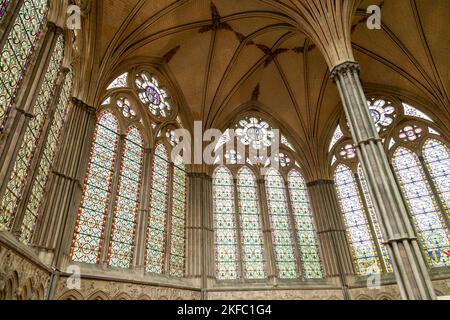 Ornato soffitto a volta del capitolo casa nella cattedrale di Salisbury, Wiltshire, Inghilterra Foto Stock