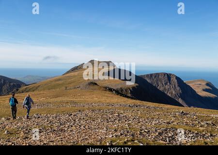 Camminatori diretti verso la cima del Cader Idris nel parco nazionale di snowdonia, Galles Foto Stock