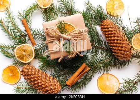 Eco-friendly alternativa verde regali natalizi avvolti con carta da artigianato riciclata. Natale a zero rifiuti, piatto, vista dall'alto Foto Stock