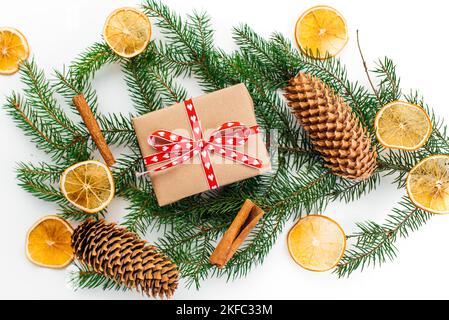 Eco-friendly alternativa verde regali natalizi avvolti con carta da artigianato riciclata. Natale a zero rifiuti, piatto, vista dall'alto Foto Stock