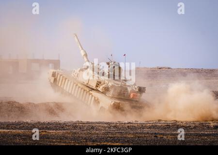 Soldati dell'esercito degli Stati Uniti dalla truppa di Badger, 3rd battaglione, 116th reggimento di cavalleria, conducono un'esercitazione usando un carro armato di M1 Abrams durante l'esercitazione il leone desideroso in Giordania, 8 settembre 2022. Eager Lion è un esercizio militare multinazionale di due settimane che costruisce la compatibilità tra Stati Uniti e nazioni partner e migliora anche la disponibilità e l'interoperabilità congiunte. Foto Stock