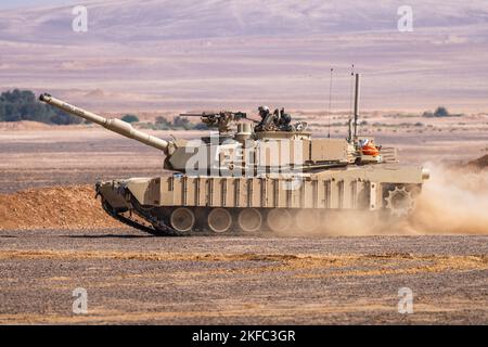 Soldati dell'esercito degli Stati Uniti dalla truppa di Badger, 3rd battaglione, 116th reggimento di cavalleria, conducono un'esercitazione usando un carro armato di M1 Abrams durante l'esercitazione il leone desideroso in Giordania, 8 settembre 2022. Eager Lion è un esercizio militare multinazionale di due settimane che costruisce la compatibilità tra Stati Uniti e nazioni partner e migliora anche la disponibilità e l'interoperabilità congiunte. Foto Stock