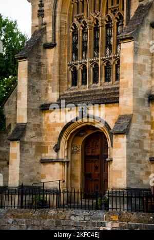 St La Chiesa cattolica di Catharine porta ad arco e trasposizione medievale a Chipping Campden, Inghilterra. Foto Stock