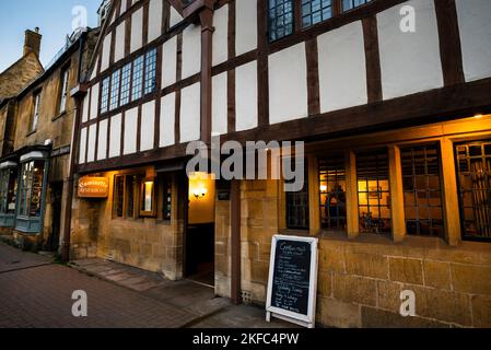 In stile Tudor su High Street, nella città del mercato di Chipping Campden in Inghilterra. Foto Stock