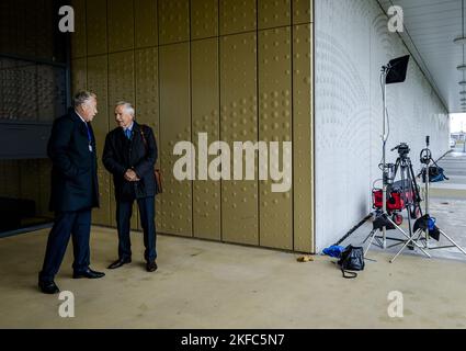 Membri del consiglio di amministrazione di Stichting Vliegramp MH17 e poi di kin Piet Ploeg (L) e Anton Kotte al complesso giudiziario di Schiphol a Badhoevedorp, Paesi Bassi, 17 novembre 2022, prima del verdetto nell'ampio processo penale sulla downing del volo MH17. Quattro uomini sono perseguiti per il coinvolgimento nel disastro che ha ucciso tutti gli occupanti. ANP REMKO DE WAAL olanda fuori - belgio fuori Foto Stock