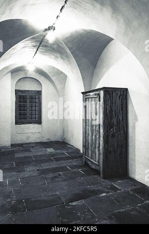 Cucina deserta e ripostiglio al Castello di Königstein con vista attraverso l'arco. Foto Stock