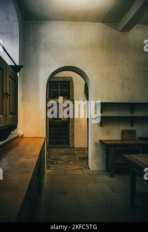 Cucina deserta e ripostiglio al Castello di Königstein con vista attraverso l'arco. Foto Stock