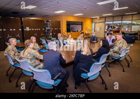 Cynthia Tucker, l'entomolomgist al Walter Reed Army Institute of Research (WRAIR), il U.S. Army Lt. Col. Sharon Daye, il patologo della ricerca a WRAIR, il Dr. Pierre Comizzol, biologo della ricerca e scienziato dello staff allo Smithsonian Institute, Dr. Mardi Jett, Il capo della patologia molecolare del Dept a WRAIR, col. Chad Koenig, Comandante a WRAIR, Dr. Kirk Johnson, Direttore Sant al Museo Smithsonian di Storia Naturale. Il col. Scott Williams, direttore centrale della psichiatria militare e della ricerca neuroscientifico presso WRAIR, U.S. Army col. Brian Johnson, la Resea Foto Stock