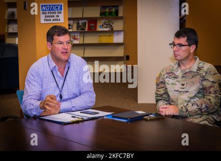 (Da sinistra a destra) Dr. Kirk Johnson, direttore sant del Museo Nazionale Smithsonian di Storia Naturale, Colón dell'Esercito degli Stati Uniti Scott Williams, direttore centrale della psichiatria militare e della ricerca neuroscientiva presso il Walter Reed Army Institute of Research (WRAIR) , Seduti tra loro nella biblioteca del Museum Support Center (MSC). Settembre 6th, 2022. Il Dott. Johnson discute i modi futuri di lavorare insieme (foto dell'esercito degli Stati Uniti di Tyra Breaux/rilasciato) Foto Stock