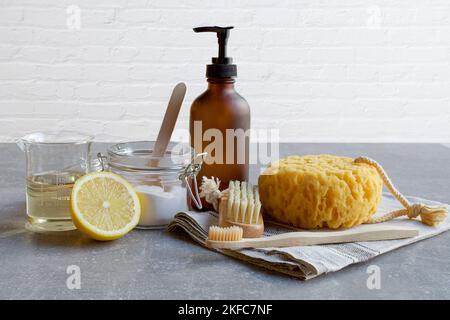 Detergenti naturali - bicarbonato di sodio, limone, aceto, spugna e spazzolino da denti in legno. Prodotti per la pulizia ecologici fatti in casa. Foto Stock