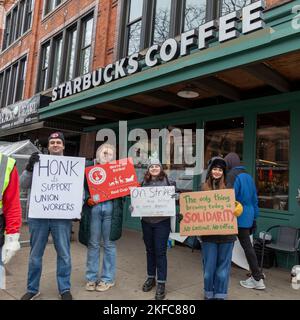 Ann Arbor, Michigan, Stati Uniti. 17th Nov 2022. Lavoratori Starbucks in sciopero presso un caffè Starbucks. I dipendenti di questo negozio erano tra più di 100 negozi in tutto il paese che hanno partecipato a uno sciopero ingiusto sulla pratica del lavoro per personale inadeguato durante la Red Cup Day dell'azienda. Sono membri del sindacato Starbucks Workers United. Credit: Jim West/Alamy Live News Foto Stock