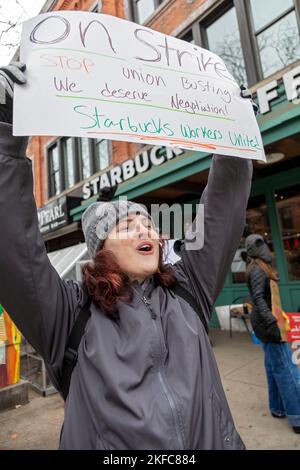 Ann Arbor, Michigan, Stati Uniti. 17th Nov 2022. Lavoratori Starbucks in sciopero presso un caffè Starbucks. I dipendenti di questo negozio erano tra più di 100 negozi in tutto il paese che hanno partecipato a uno sciopero ingiusto sulla pratica del lavoro per personale inadeguato durante la Red Cup Day dell'azienda. Sono membri del sindacato Starbucks Workers United. Credit: Jim West/Alamy Live News Foto Stock