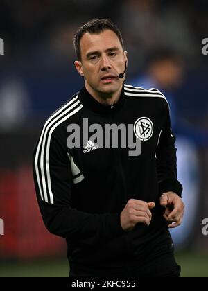 GELSENKIRCHEN - arbitro Felix Zwayer durante la partita della Bundesliga tra il FC Schalke 04 e il FC Bayern MŸnchen a Veltins-Arena il 12 novembre 2022 a Gelsenkirchen, Germania. AP | altezza olandese | GERRIT DI COLONIA Foto Stock