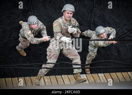 SPC. Jose Caro, un Wapello, Iowa, nativo e ingegnere di combattimento assegnato alla Compagnia A, 224th Brigade Engineer Battalion, Iowa Army National Guard, si aggrappa in una torre di 60 metri durante un corso di assalto aereo ospitato a Camp Dodge a Johnston, Iowa, il 6 settembre 2022. Oltre 200 soldati e Airmen hanno partecipato a un corso di 12 giorni di US Army Air Assault tenutosi a Camp Dodge, che allena i membri del servizio nelle operazioni di carico di imbracatura e di rappelling. Gli studenti praticavano il rappelling e la formazione sulla torre. Il cadre del Centro di addestramento della Guardia Nazionale dell'Armata a Fort Benning, Georgia, viaggiò come una t mobile Foto Stock