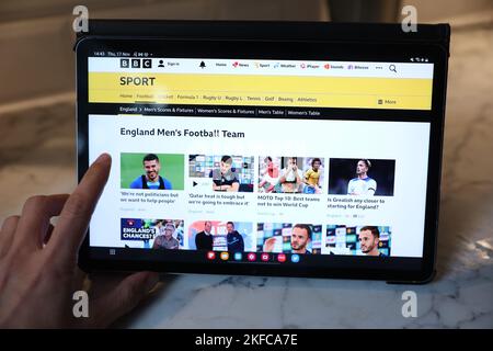 Londra, Regno Unito. 17 Novembre 2022. Un sito Web di BBC Sport, in una casa a Londra. Data immagine: Giovedì 17 novembre 2022. Credit: Isabel Infantes/Empics/Alamy Live News Foto Stock