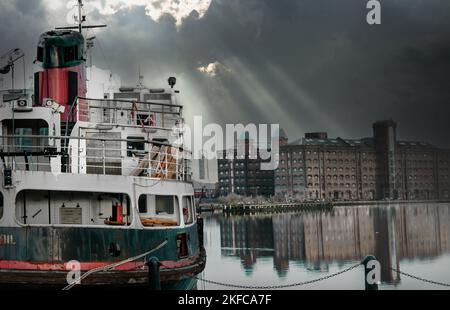 Il Ferry Royal Daffodil attraccò al molo East Float di Wallasey. Convertito farina mulino in background uk Foto Stock