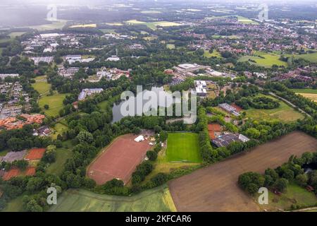 Vista aerea, alloggio per rifugiati nel campo sportivo di Barkenberg, lago di Barkenbergsee, scuola completa di Wulfen, Dorsten, Ruhr, Renania settentrionale-Westph Foto Stock