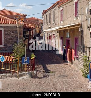 Molyvos vecchie strade acciottolate e vicoli, e una donna più anziana vestita di nero. Lesbos visualizzazioni Ottobre 2022. Autunno Foto Stock