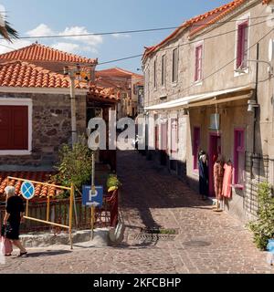 Molyvos vecchie strade acciottolate tradizionali e vicoli, e una donna più anziana vestita di nero. Lesbos visualizzazioni Ottobre 2022. Autunno Foto Stock