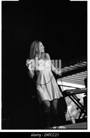 SARAH CRACKNELL, SAINT ETIENNE, GLASTONBURY 94: Cantante Sarah Cracknell di Saint Etienne sul Pyramid Stage al Glastonbury Festival, Pilton, Inghilterra, giugno 26 1994. Fotografia: ROB WATKINS. INFO: Saint Etienne è un gruppo musicale britannico formatosi nel 1990, noto per la loro miscela di musica indie pop, elettronica e dance. Con successi come "Only Love CAN Break Your Heart", sono diventati influenti nella scena musicale alternativa degli anni '1990. Foto Stock