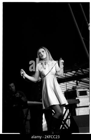 SARAH CRACKNELL, SAINT ETIENNE, GLASTONBURY 94: Cantante Sarah Cracknell di Saint Etienne sul Pyramid Stage al Glastonbury Festival, Pilton, Inghilterra, giugno 26 1994. Fotografia: ROB WATKINS. INFO: Saint Etienne è un gruppo musicale britannico formatosi nel 1990, noto per la loro miscela di musica indie pop, elettronica e dance. Con successi come "Only Love CAN Break Your Heart", sono diventati influenti nella scena musicale alternativa degli anni '1990. Foto Stock