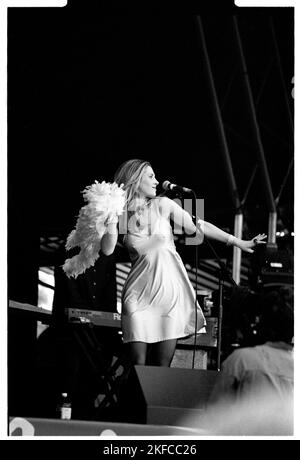 SARAH CRACKNELL, SAINT ETIENNE, GLASTONBURY 94: Cantante Sarah Cracknell di Saint Etienne sul Pyramid Stage al Glastonbury Festival, Pilton, Inghilterra, giugno 26 1994. Fotografia: ROB WATKINS. INFO: Saint Etienne è un gruppo musicale britannico formatosi nel 1990, noto per la loro miscela di musica indie pop, elettronica e dance. Con successi come "Only Love CAN Break Your Heart", sono diventati influenti nella scena musicale alternativa degli anni '1990. Foto Stock